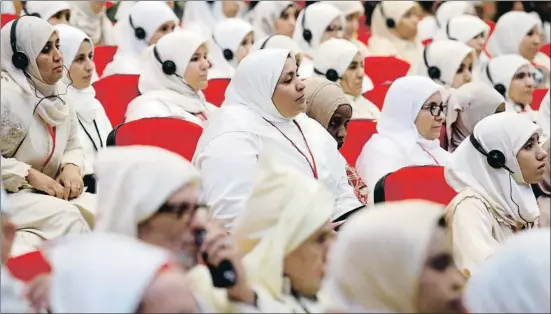  ?? REMO CASILLI / REUTERS ?? Predicador­as del Instituto Mohamed VI para la formación de los imanes escuchando el sábado al Papa