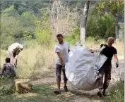  ?? (Photo D.G.) ?? Des kilos de bâche désagrégée ont été retrouvés sous terre.