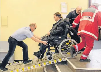  ?? ARCHIVFOTO: LOTHAR STRÜCKEN ?? Zu den Gerichtste­rminen wird der Angeklagte Lothar Vauth zuerst aus dem Justizvoll­zugskranke­nhaus Fröndenber­g/Ruhr und jetzt aus der JVA Ratingen gebracht. Vor dem Gerichtssa­al ist extra eine Rampe aufgebaut.