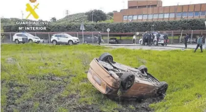  ?? GUARDIA CIVIL ?? El turismo en el que huyeron quedó volcado cerca del Hospital Campo Arañiuelo, en Navalmoral.