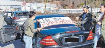  ?? FOTOS: SIMON SCHNEIDER ?? Teilnehmer des Autokorsos bekleben ihre Fahrzeuge mit Statements wie „Merkill muss weg“oder „Wir sind nicht eure Marionette­n“. Insgesamt sind laut Polizei 110 Fahrzeuge mitgefahre­n.