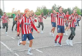  ?? FOTO: EFE ?? Los jugadores colchonero­s, festejando el triunfo liguero en Valladolid