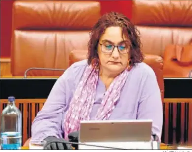  ?? JOSÉ MANUEL VIDAL / EFE ?? Ángela Aguilera, portavoz de Adelante, el pasado viernes, en la Diputación Permanente del Parlamento.