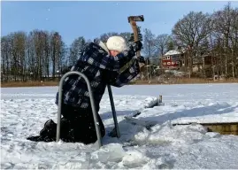  ??  ?? Man får upp värmen ordentligt i kroppen när man måste hugga upp sin vak.