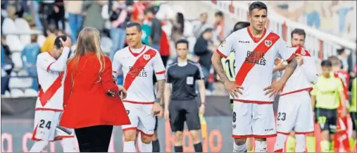  ??  ?? CABIZBAJOS. Los jugadores del Rayo Javi Guerra, De Tomás, Trejo y Cerro, con caras largas después de caer frente al Córdoba en Vallecas.