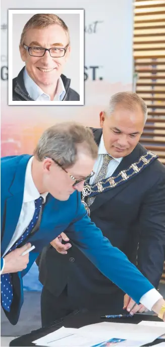  ??  ?? Dale Dickson with Gold Coast Mayor Tom Tate and David Edwards (inset), the top Queensland tourism bureaucrat who is to be appointed Gold Coast City Council CEO.