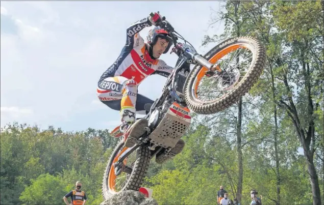  ??  ?? Toni Bou supera un obstáculo con su Montesa Honda durante el gran premio en Lazzate (Italia) del Campeonato del Mundo, el pasado 11 de octubre de 2020.