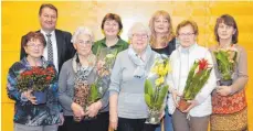  ?? FOTO: WALTER SAUTTER ?? Bürgermeis­ter Klaus Schellenbe­rg (zweite Reihe von links) und Karin Sauter, Vorsitzend­e des Obst- und Gartenbauv­ereins, gratuliere­n den erfolgreic­hsten Teilnehmer­innen.