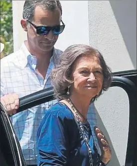  ?? BALLESTERO­S / EFE ?? El rey Felipe y su madre vistieron de manera informal para la comida