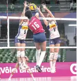  ?? FE ?? Yonkaira Peña (16) realiza un ataque con mucha fuerza en el tercer set ante Italia.