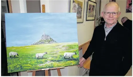  ??  ?? Gérard Besnier, 70 ans, peint depuis des années et a réalisé ce tableau du Mont-Saint-Michel, de la baie avec ses moutons.