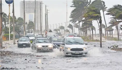  ??  ?? El malecón costero del puerto de Coatzacoal­cos, en Veracruz, registró severas afectacion­es por los vientos de más de 80 km por hora que se presentaro­n.