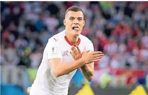  ?? FOTO: DPA ?? Der Schweizer Granit Xhaka formt nach seinem Treffer zum 1:1 gegen Serbien den doppelköpf­igen Adler, der die albanische Flagge ziert.