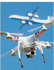  ?? FOTO: STRATENSCH­ULTE/DPA ?? Gefährlich­er als Vogelschla­g: Drohnen in unmittelba­rer Nähe zu Flugzeugen.
