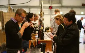  ??  ?? Le Salon du vin et de la gastronomi­e a ouvert ses portes hier jusqu’à dimanche aux Espaces du Fort Carré. (Photo Sébastien Botella)