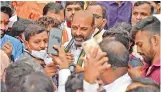  ?? — R. PAVAN,
P. SURENDRA, S. SURENDER REDDY ?? Minister Talasani Srinivas Yadav takes blessings of an elephant at Sabjimandi. TPCC president A. Revanth Reddy and BJP state president Bandi Sanjay have a darshan at Mahankali temple at Haribowli, Shalibanda on Sunday.