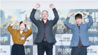  ?? Courtesy of Walt Disney Company Korea ?? From left, motion capture tracker Sun Se-ryul, VFX supervisor Erik Winquist and senior facial modeler Kim Seoung-seok from Weta FX pose during a press conference for the upcoming film “Kingdom of the Planet of the Apes” in central Seoul’s Yongsan District, Tuesday.