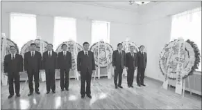  ??  ?? Chinese President Xi Jinping (4th R) pays a visit to the embassy of Cuba in Beijing to mourn the passing of Cuban revolution­ary leader Fidel Castro, in Beijing, capital of China.(Photo: Xinhua)