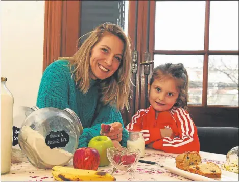  ?? JUAN OBREGON ?? RECURSOS. Ana Laura Prein aprendió a cocinar sin TACC por su hija Emma. Elige alimentos sueltos y evita el super (izq.). Romina Polnoroff y su familia comen sano desde hace