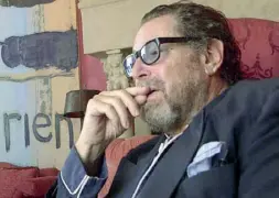  ??  ?? Protagonis­ti Julian Schnabel in una scena del doc di Pappi Corsicato. A sinistra, Sandra Milo, narrata da Giorgia Würth