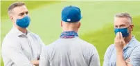  ?? JOHNJ. KIM/CHICAGOTRI­BUNE) ?? Cubs president of baseball operations, left, and general managerJed Hoyer, right, talk last month with manager David Ross before a game against the Chicago White Sox.