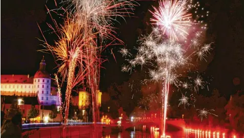  ?? Fotos: Xaver Habermeier ?? Die flammende Donau bildete zum Finale einen pyrotechni­schen Lichterzau­ber am Fuße vom Renaissanc­eschloss.