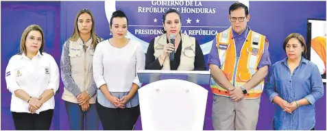  ?? FOTO: EL HERALDO ?? La primera dama Ana García, ayer en comparecen­cia de prensa junto a los miembros de la Fuerza de Tarea del Migrante.