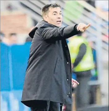  ?? FOTO: JUAN ECHEVERRÍA ?? Asier Garitano
El entrenador de Bergara da instruccio­nes a sus jugadores ayer en Mendizorro­tza