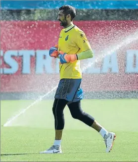  ?? FOTO: M. MONTILLA ?? Diego López, ejercitánd­ose en la Dani Jarque con la vista puesta en el Bernabéu