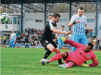  ??  ?? Hier ist Ex Nationalto­rwart Tim Wiese noch rechtzeiti­g zur Stelle gegen Robin Hördegen (links) vom TSV Haunsheim. Wenig spä ter machte der 23 Jährige seine Ankündigun­g wahr, gegen den Keeper zu treffen – und gleich zwei Mal.