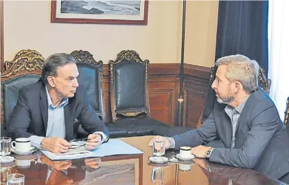  ??  ?? Cara a cara. El jefe del bloque del PJ, Miguel Pichetto, con el ministro Rogelio Frigerio, en septiembre.