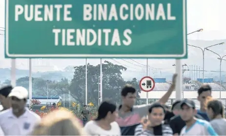  ??  ?? MOVIMIENTO. En Cúcuta, cerca del puente fronterizo Tienditas, EEUU ha establecid­o un centro de acopio desde el jueves.