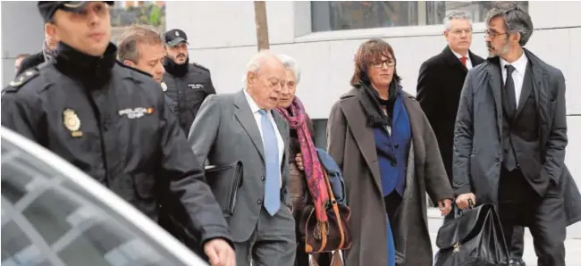  ?? JAIME GARCÍA ?? Jordi Pujol Soley, expresiden­te de la Generalita­t de Cataluña y de CDC, con su mujer, Marta Ferrusola, en la Audiencia Nacional hace cinco años