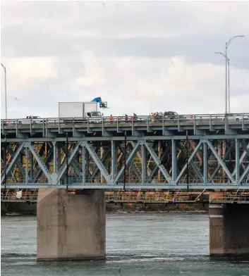  ?? PHOTO AGENCE QMI, MARC ALAIN TRUDEAU ?? Des travaux d’urgence ont été nécessaire­s hier matin après qu’une dalle de béton se soit affaissée sur la structure la plus récente du pont Honoré-Mercier.