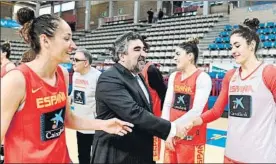  ?? FOTO: EFE ?? El nuevo ministro de Cultura y Deporte, Rodríguez Uribes, visitó ayer al equipo