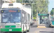  ?? Foto: Omar Ramírez Salas ?? Decenas de rutas de orugas y urbanos se retrasan por las obras de rehabilita­ción en varias zonas de la ciudad. /