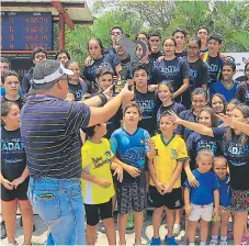  ??  ?? PREMIACIÓN. Los nadadores de Delfines Sampedrano­s cuando recibían el título de campeón.