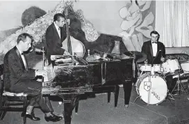  ?? FUNDO ÚLTIMA HORA, ARQUIVO PÚBLICO DO ESTADO DE SÃO PAULO ?? Nos States. Dick Farney Trio no hotel Waldorf Astoria, NY, em 1957