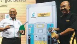  ??  ?? Petronas Dagangan managing director/CEO Mohd Ibrahimnud­din Mohd Yunus (left) with Mohamed Rafique at the launch yesterday.
