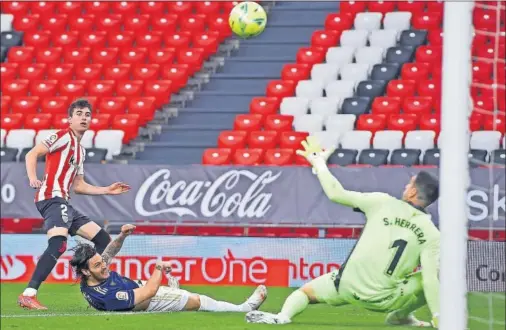  ??  ?? Morcillo abrió así el marcador tras un pase de tacón de Villalibre, con un balón que golpeó en Cruz.