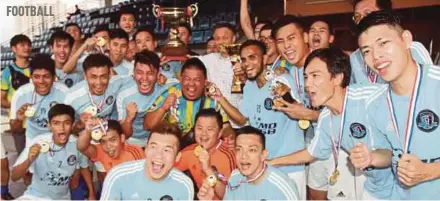  ?? PIC BY K KANDIAH ?? The George Town City FC team celebratin­g their success.