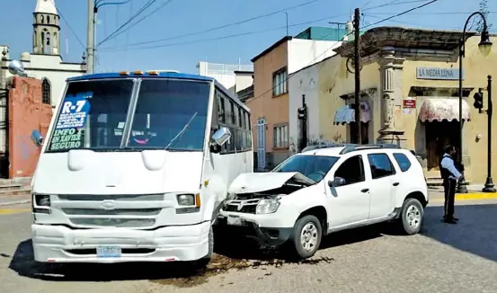  ??  ?? La inutilidad de los semáforos en la intersecci­ón de las calles Sánchez Torrado e Ignacio Allende, derivó en un percance vial, entre dos unidades de motor.