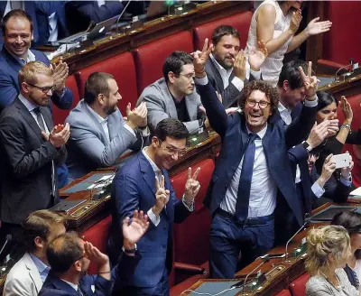  ?? (Ansa) ?? Segno di vittoria L’esultanza dei deputati Cinque Stelle per l’approvazio­ne alla Camera del disegno di legge che abolisce i vitalizi