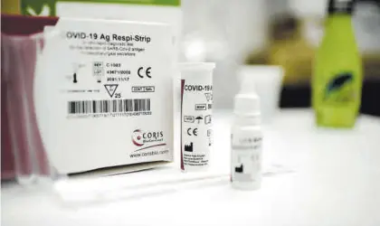  ?? EUROPA PRESS ?? Caja de un test de antígeno para covid-19, colocada en una farmacia en Madrid.
