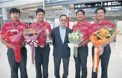  ??  ?? Thai golf chief Rangsrid Luxitanond­a, centre, poses with the Nomura Cup-winning team.