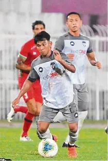  ??  ?? Slim win: Terengganu’s Syafik Ismail (front) scored the winner in the friendly match against Kelantan United. – Photo courtesy of Terengganu FC