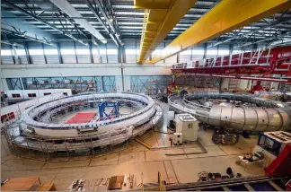  ?? (Photos Clément Mahoudeau/AFP) ?? Ici, le réacteur « Tokamak » qui doit permettre la fusion nucléaire.