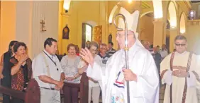  ??  ?? Numerosas familias participar­on de la celebració­n en la Catedral Metropolit­ana de Asunción, donde recibieron la bendición del arzobispo monseñor Valenzuela.