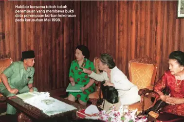  ??  ?? Habibie bersama tokoh-tokoh perempuan yang membawa bukti data perempuan korban kekerasan pada kerusuhan Mei 1998.