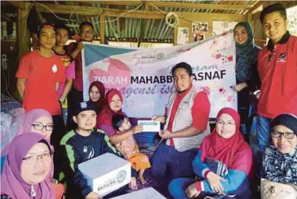  ?? [FOTO NORSYAZWAN­I NASRI/BH] ?? Izzat Hanif (tengah) menyampaik­an sumbangan kepada ibu Mohd Sharul, bagi meringanka­n beban keluarga berkenaan di Limbang, semalam. Turut kelihatan Sharul (berdiri kiri).